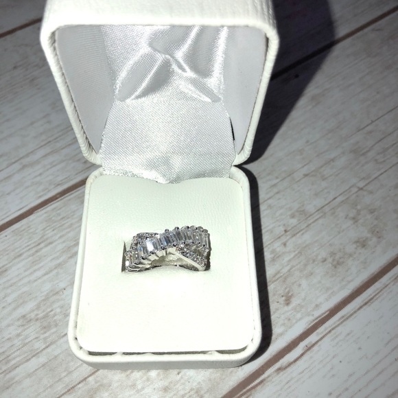 VICTORIA TOWNSEND Cubic Zirconia Crossover Infinity Ring Sz 5 - Picture 4 of 9
